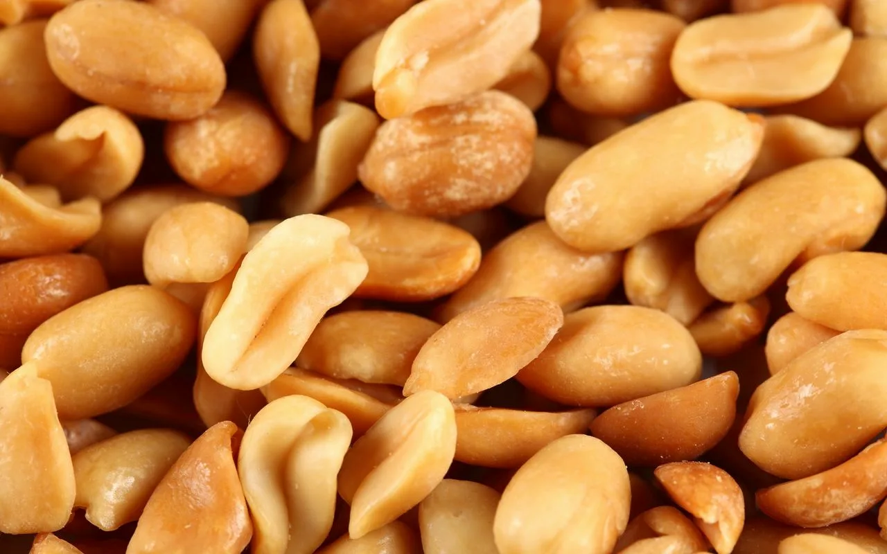 Conseils pour des cacahuètes croustillantes : comment les faire frire correctement pour qu'elles ne brûlent pas