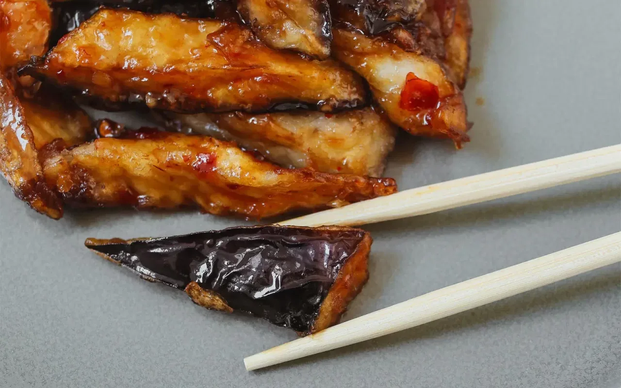 Les aubergines marinées à la française sont un hors-d'œuvre classique que tout le monde apprécie.