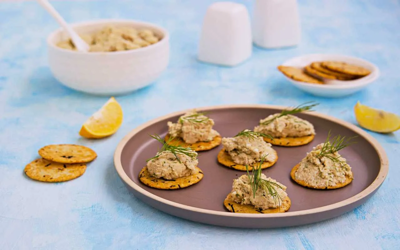 Une idée d'apéritif pour votre prochaine soirée : des crackers au fromage frais et aux canneberges