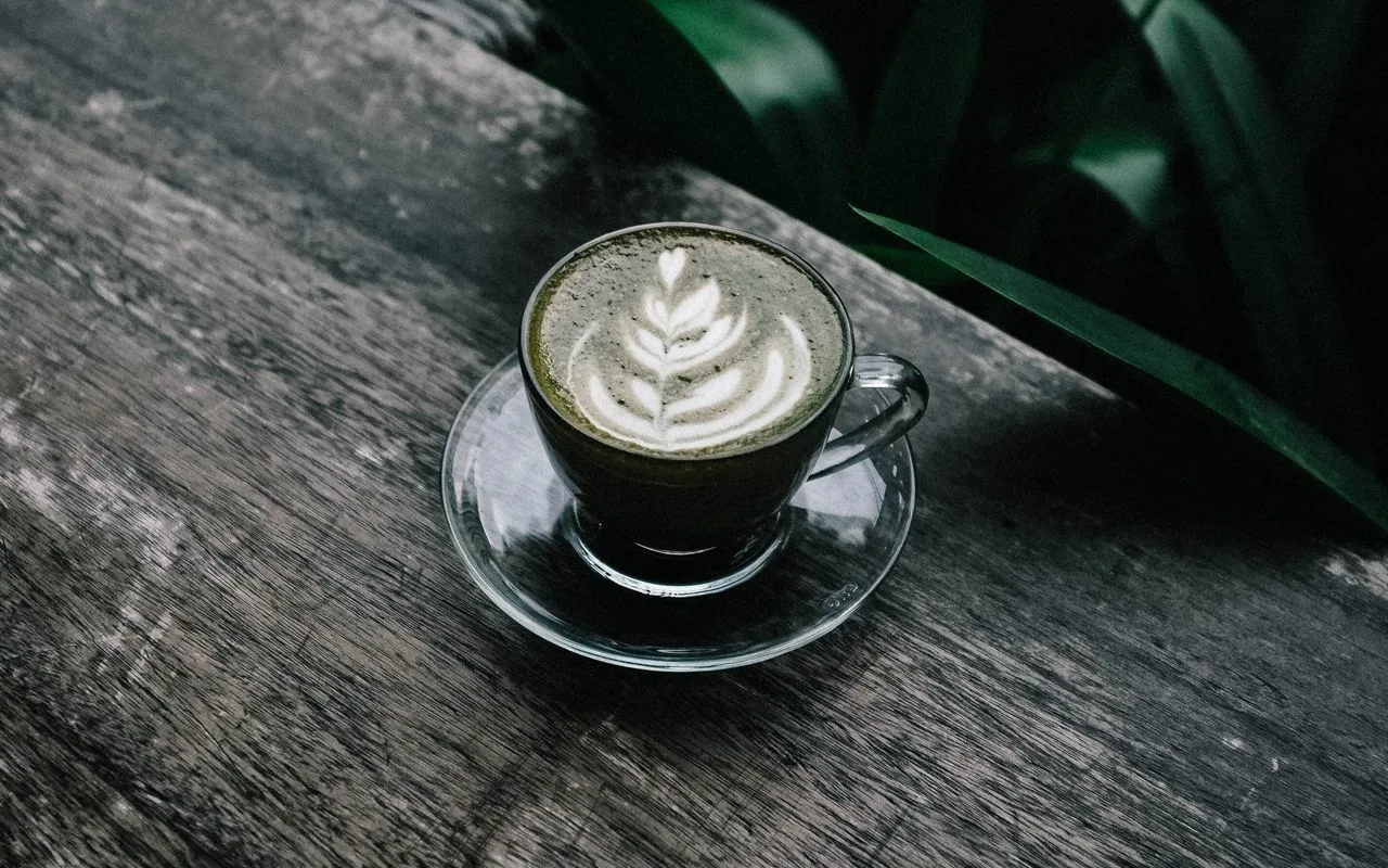 Quatre tasses par jour constituent la limite protectrice. Une nouvelle étude internationale française le confirme.