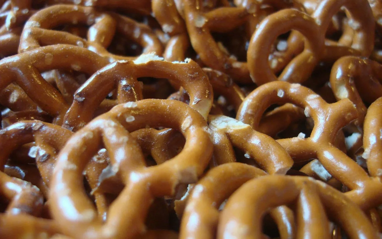 Bretzels aux pommes et à la cannelle : cette version sucrée à la croûte croustillante vous mettra dans l'ambiance de Noël.