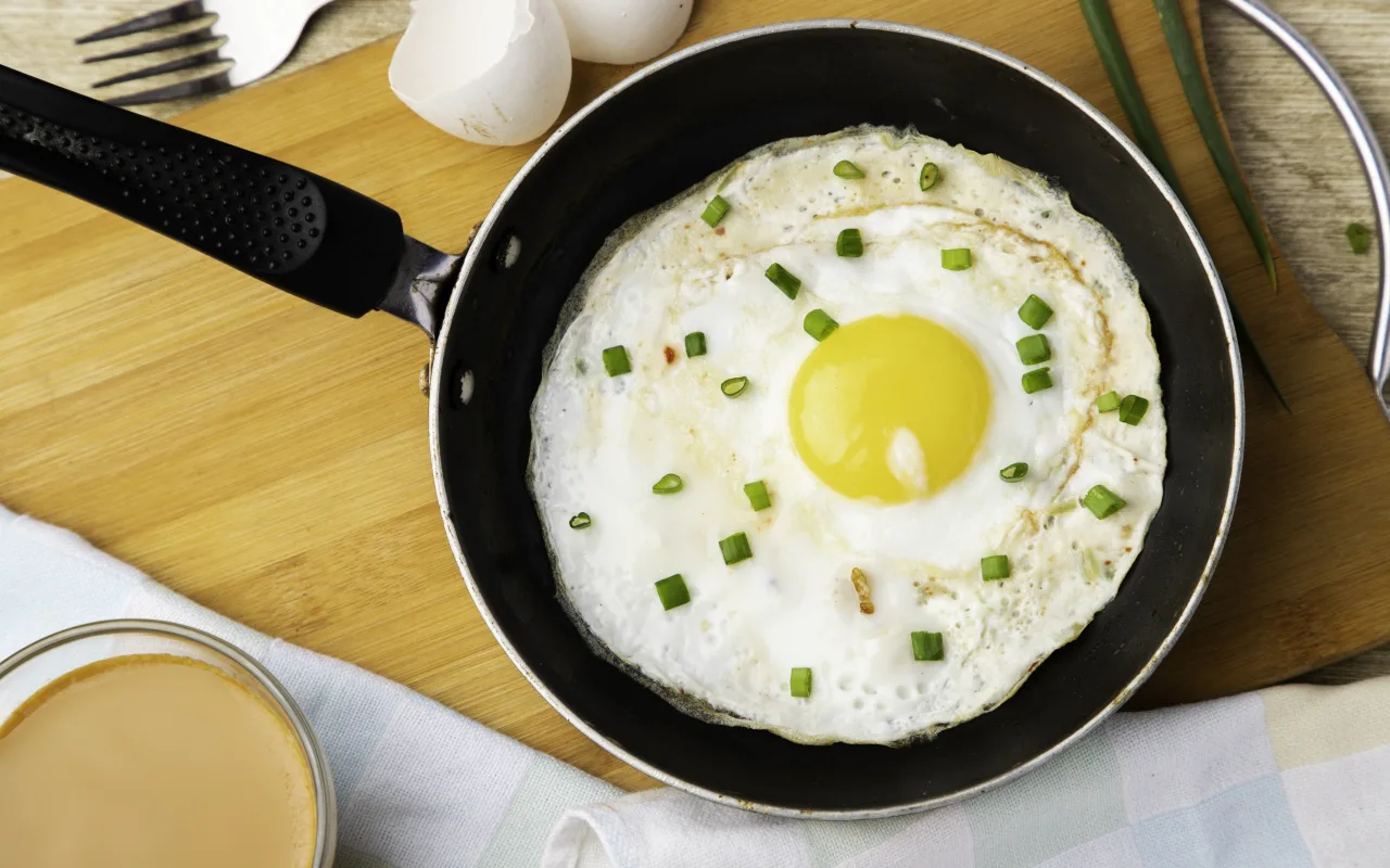 Pourquoi faut-il ajouter du vinaigre dans la poêle lorsque l'on fait cuire des œufs ?