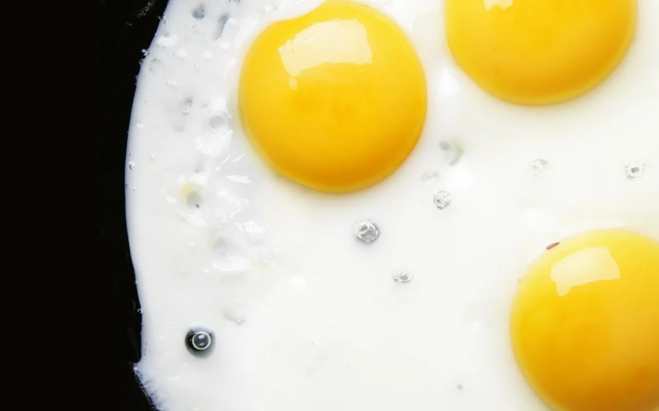 Pourquoi faut-il ajouter du vinaigre dans la poêle lorsque l'on fait cuire des œufs ?