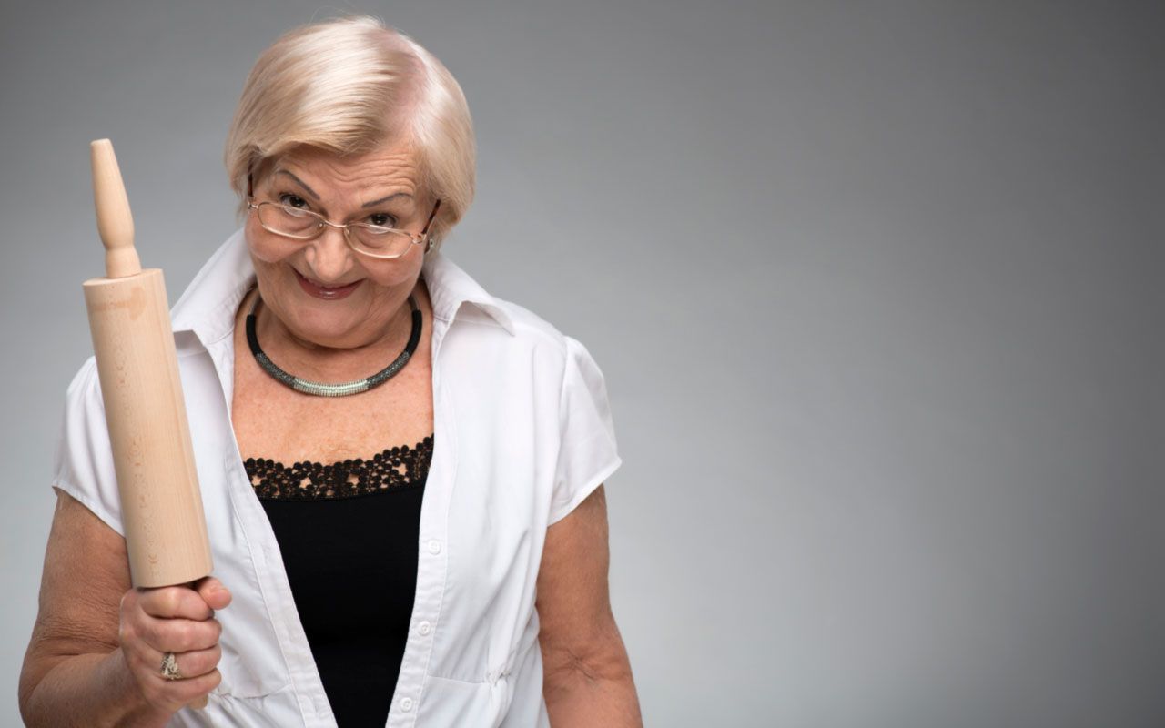 Grand-mère raconte comment elle respecte les traditions et fait plaisir à sa famille grâce à ses pâtisseries.