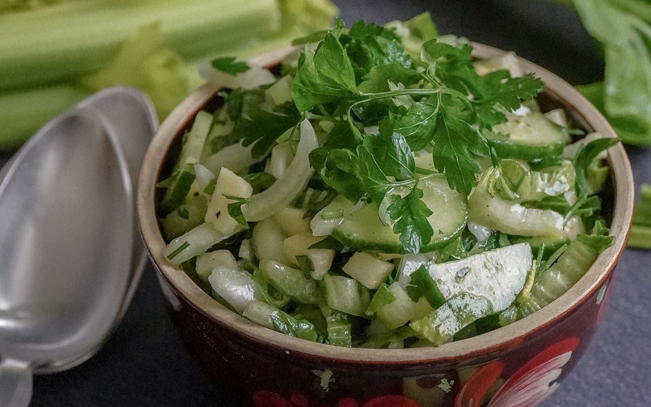 Il est croquant et riche en vitamines qui renforcent le système immunitaire. Il facilite également la digestion, purifie l'organisme et soutient le fonctionnement du cœur.