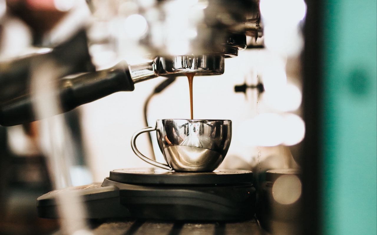 Comment choisir le meilleur café au supermarché, selon un barista expérimenté : « Je rechercherais un café torréfié naturellement, plutôt qu'un café torréfié foncé ».