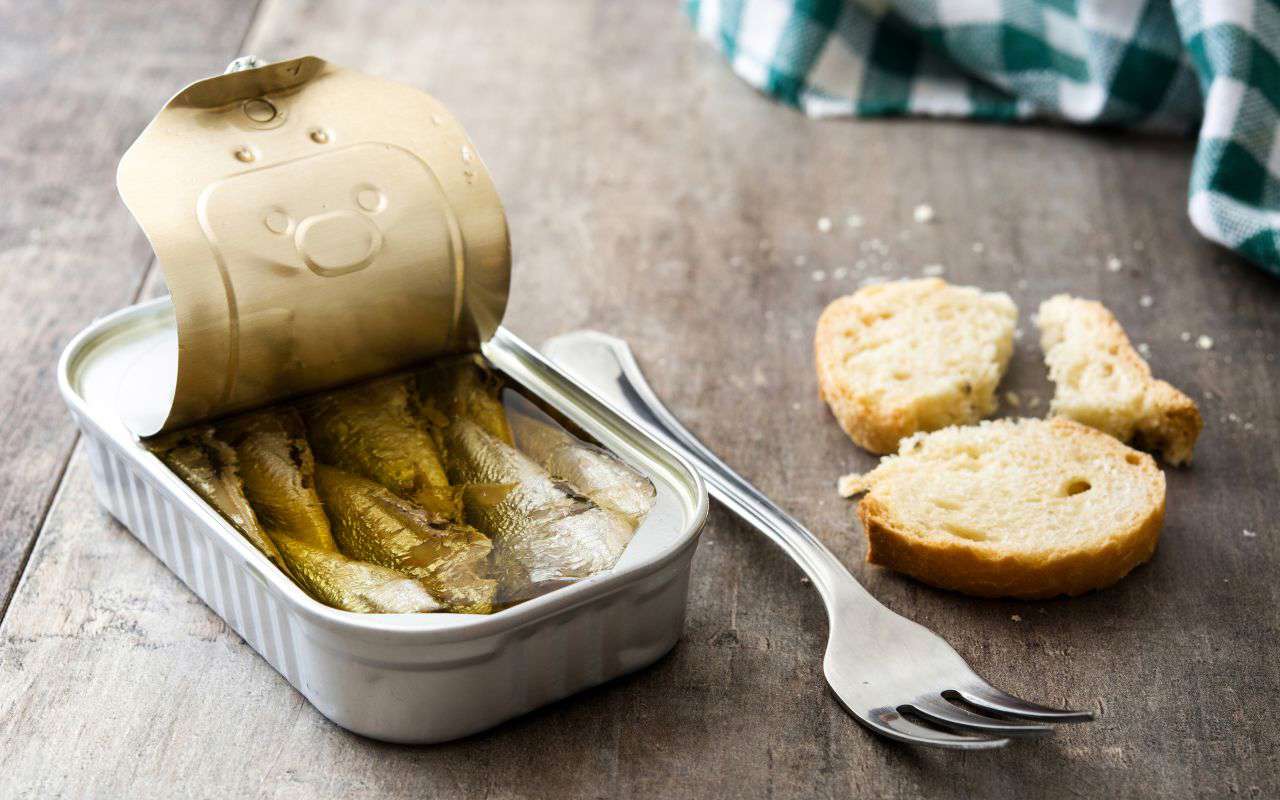 Un dîner avec une boîte de sardines, c'est ma recette d'automne préférée. Ça a l'air compliqué, mais c'est aussi simple et rapide à préparer qu'une omelette.