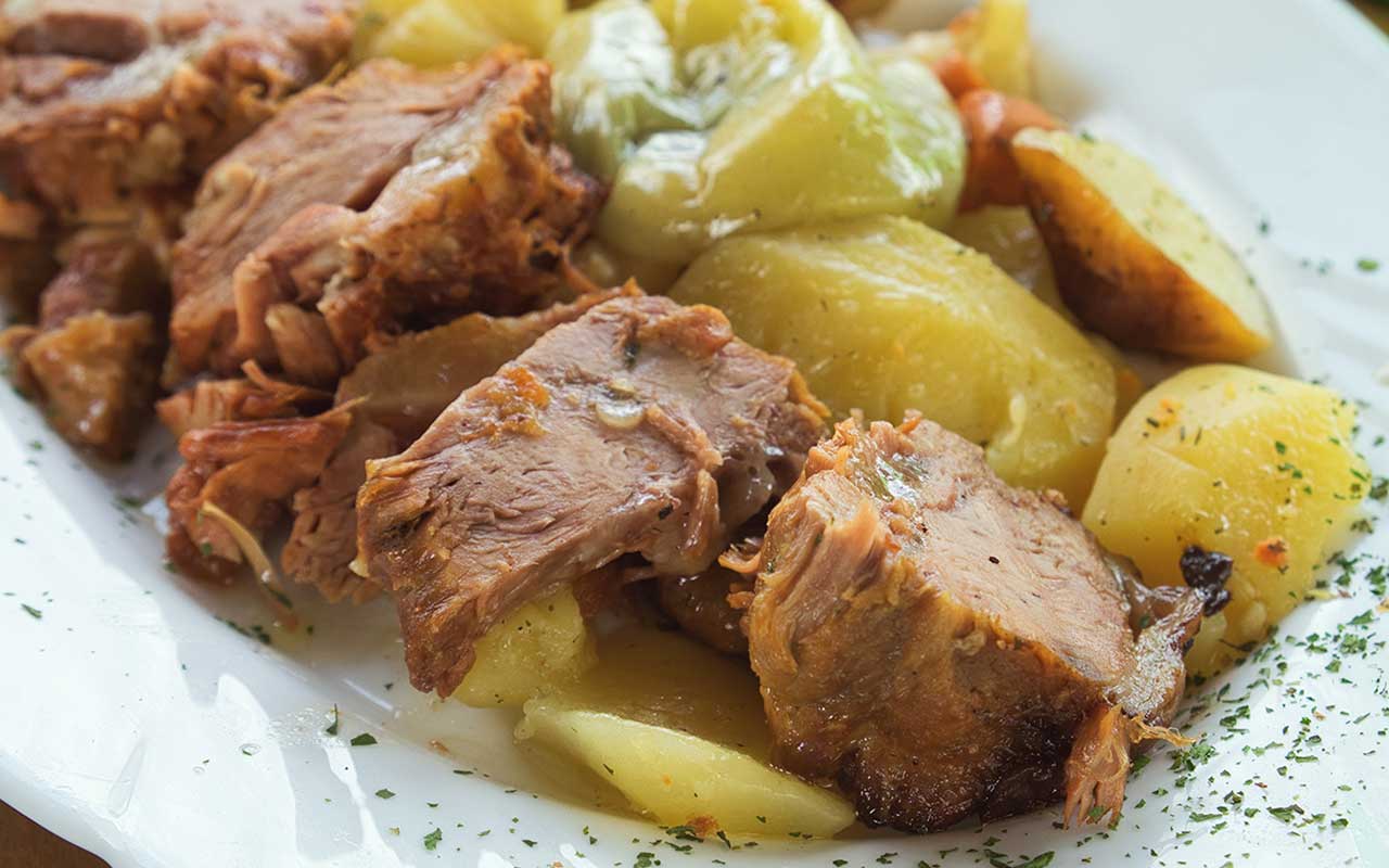 Recette du poulet au batzoki, un ragoût traditionnel basque : idéal pour tremper du pain et savourer un plat délicieux.