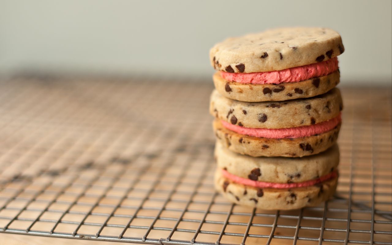 Quand j'ai envie de sucré, je prépare ces biscuits à partir de quatre ingrédients. Sans sucre, sans culpabilité et incroyablement délicieux.