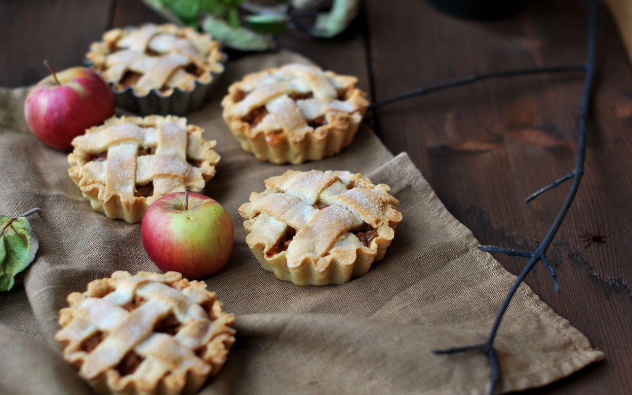 Bretzels aux pommes et à la cannelle : cette version sucrée à la croûte croustillante vous mettra dans l'ambiance de Noël.