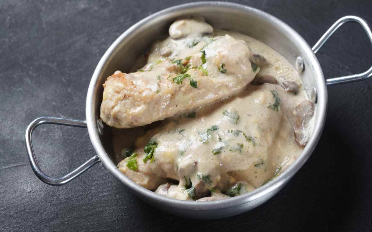 Lanières de poulet à la sauce crémeuse aux choux de Bruxelles : le plat idéal pour l'automne