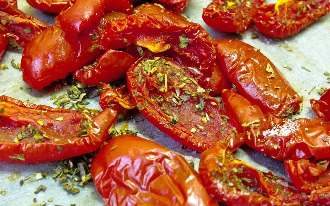 Comment préparer des tomates séchées à la maison : une recette simple et rapide à cuire au four