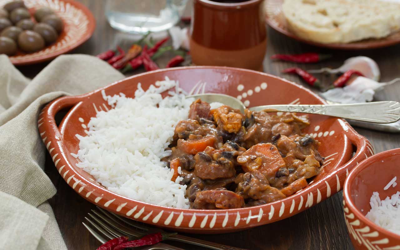 Recette du poulet au batzoki, un ragoût traditionnel basque : idéal pour tremper du pain et savourer un plat délicieux.