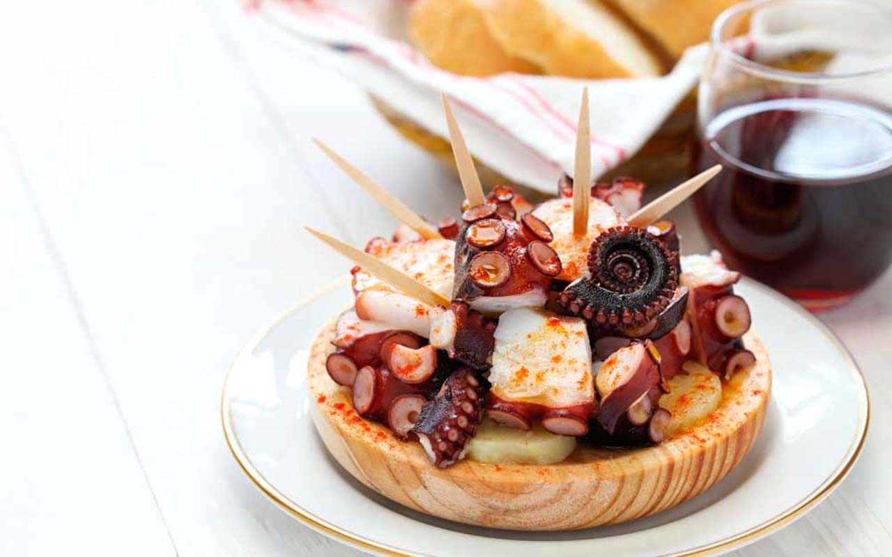 Carlos François prépare des beignets de poulpe avec une sauce piquante, un apéritif très savoureux.