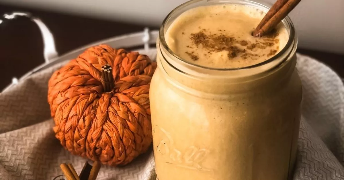 C'est l'une des boissons chaudes les plus populaires de l'automne, dont l'origine est inconnue et se situe quelque part entre l'histoire et l'attrait commercial.