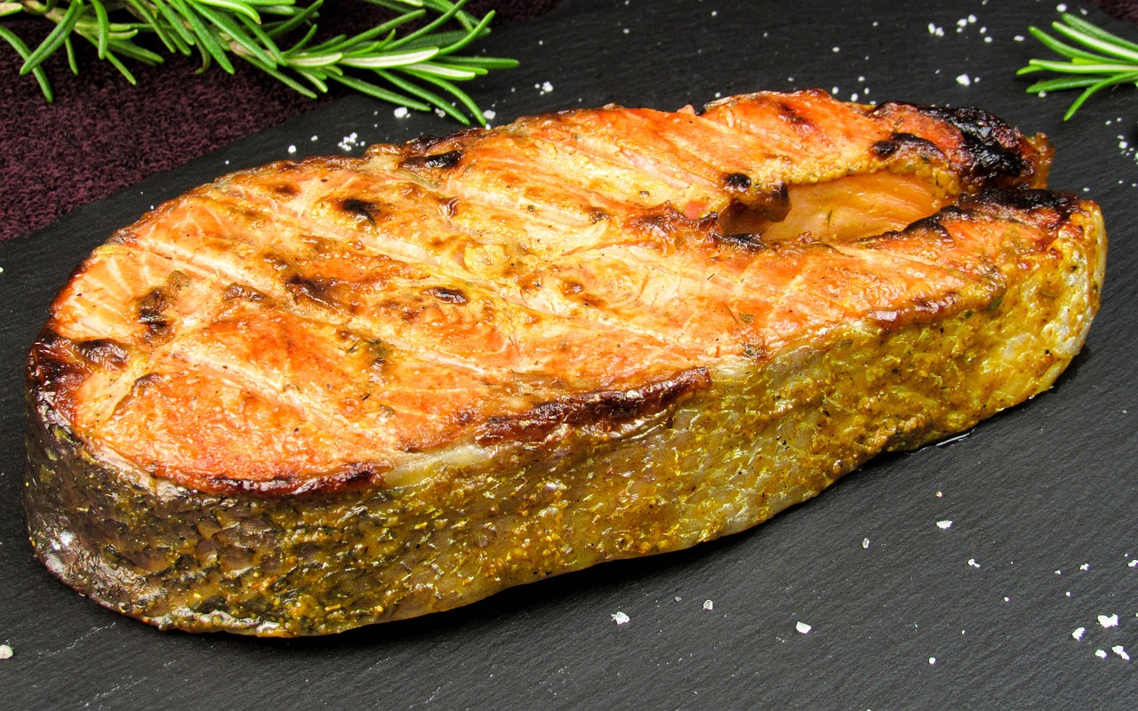 Saumon cuit au four avec sauce soja : une recette simple et rapide, idéale pour surprendre vos invités.