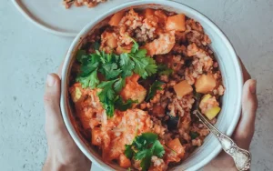 Recette du poulet au batzoki, un ragoût traditionnel basque : idéal pour tremper du pain et savourer un plat délicieux.