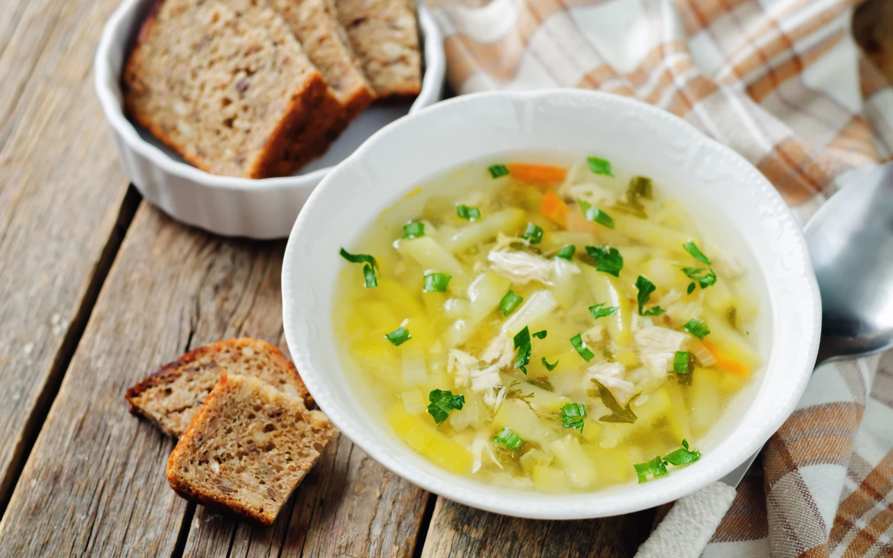 En France, ma grand-mère le préparait plus souvent que la soupe au poulet ou le rassolnik. Il renforce les articulations et adoucit la peau.